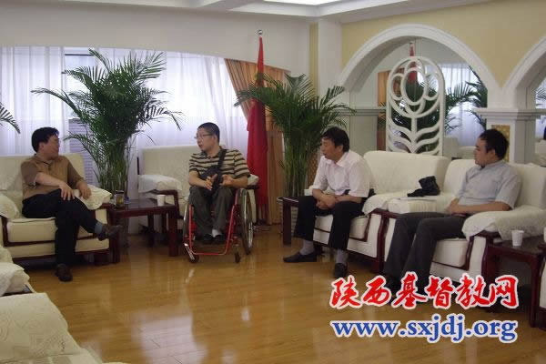 省基督教两会主席、会长王俊牧师会见省肢残人协会主席王延(图2)