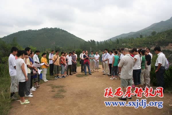 陕西省基督教两会、陕西圣经学校举行2009年暑期中青年夏令营暨庆祝建国六十周年爱国主义教育活动(图1)