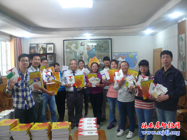香港证主出版社总干事邓兆柏先生来陕西圣经学校赠书(图2)