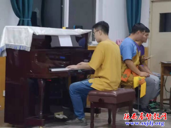 陕西圣经学校举办“爱聚中秋”师生联欢晚会(图5)