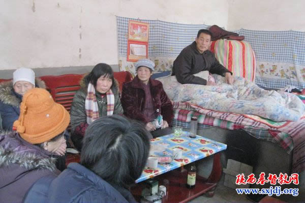 蒲城县基督教会组织同工春节前慰问生活困难家庭
