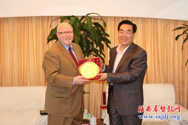 世界福音派联盟代表团访问省基督教两会(图2)