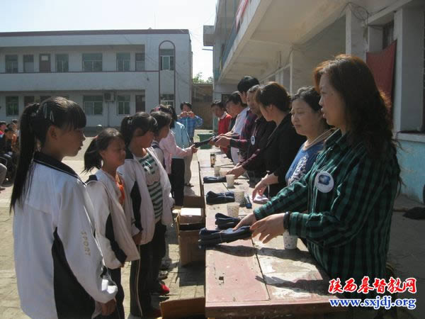 “慈福行动”鞋子捐赠活动在蒲城县永丰镇、高阳镇中举行(图2)