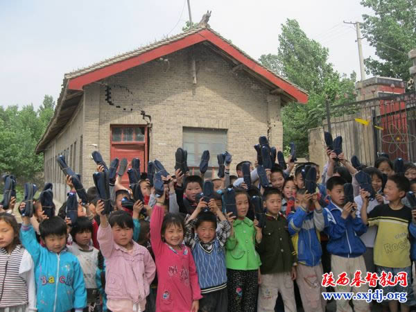 “慈福行动”鞋子捐赠活动在蒲城县永丰镇、高阳镇中举行(图3)