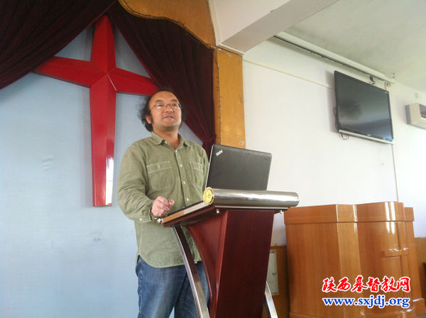 狄马应邀来陕西圣经学校作《读书要思考》的演讲