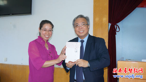 香港福音证主协会总干事访问陕西圣经学校(图1)