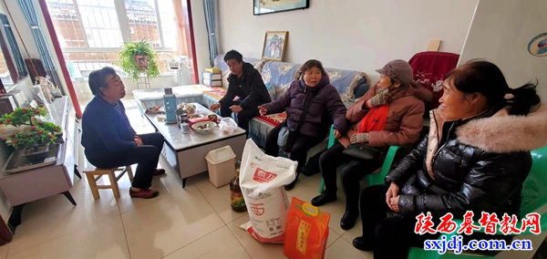 洛川县基督教两会组织开展冬季送温暖活动