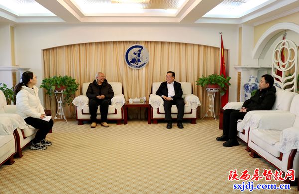 弘扬基督教中国化艺术——丁平安弟兄向省基督教两会奉献墨宝