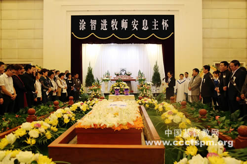 忠心侍主廿四载,安睡主怀了无憾