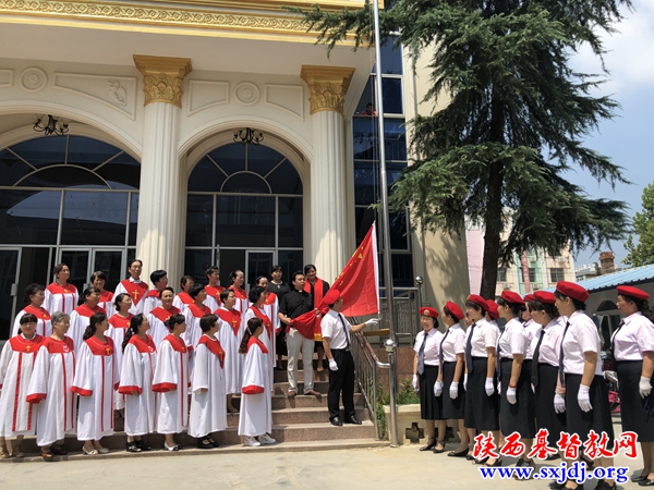 汉中基督教会率先响应宗教联席会议倡议，在教堂前升挂国旗