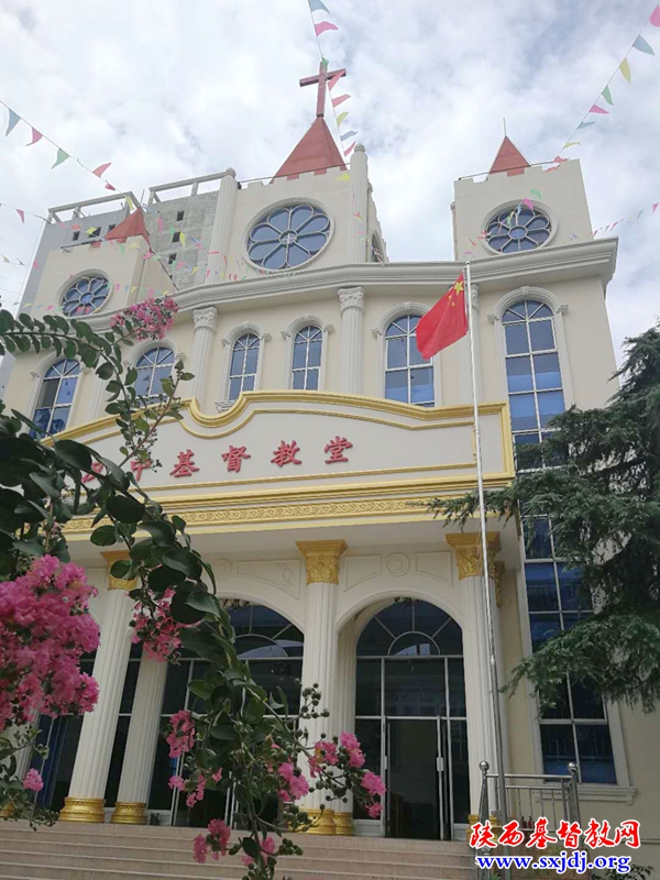 汉中基督教会率先响应宗教联席会议倡议,在教堂前升挂国旗(图2)