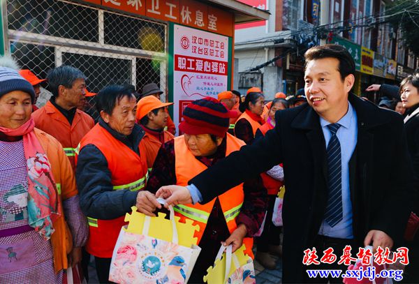 关爱邻舍 情系环卫——汉中市基督教会积极开展“志愿者活动日”服务活动(图2)