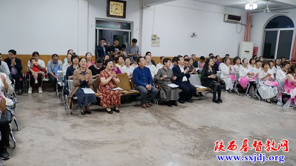 欢喜感恩庆双节 祝福赞美情谊浓——陕西圣经学校举办“爱中团契”主题晚会(图7)