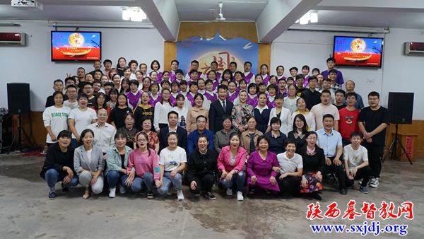 欢喜感恩庆双节 祝福赞美情谊浓——陕西圣经学校举办“爱中团契”主题晚会(图8)