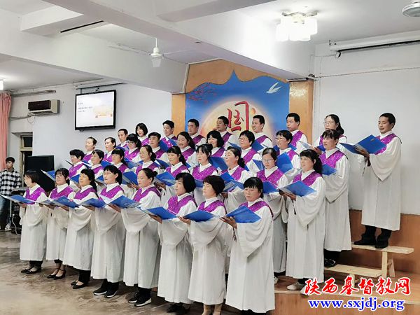 欢喜感恩庆双节 祝福赞美情谊浓——陕西圣经学校举办“爱中团契”主题晚会(图6)