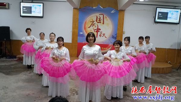 欢喜感恩庆双节 祝福赞美情谊浓——陕西圣经学校举办“爱中团契”主题晚会(图5)