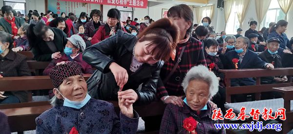 与长者同行,以爱心相伴 ——岐山县基督教堂举行敬老节感恩活动