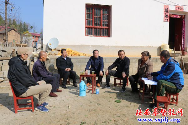 脱贫攻坚在行动,入户走访送温暖——省基督教两会同工赴商洛市镇安县农丰村开展扶贫帮困工作(图2)